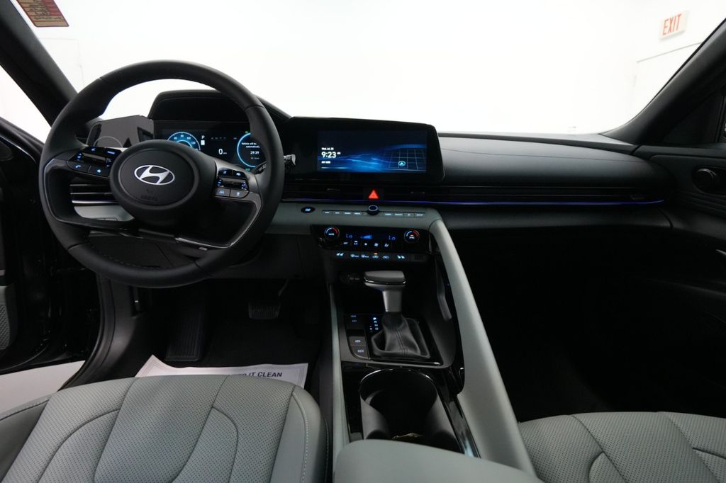 2025 Hyundai Elantra Limited - Photo 37