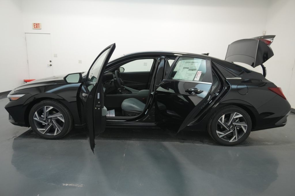 2025 Hyundai Elantra Limited - Photo 32