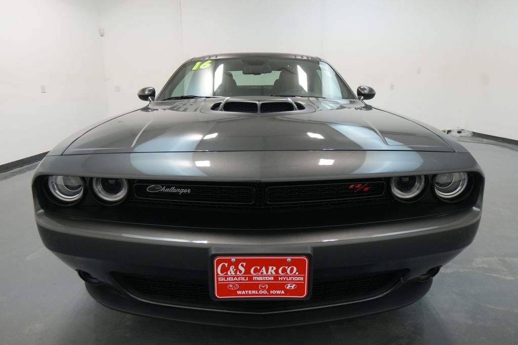 2016 Dodge Challenger SXT Plus photo 2