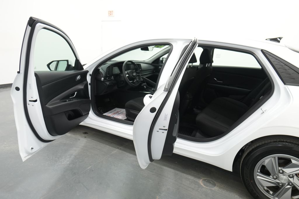 2024 Hyundai Elantra SE - Photo 19
