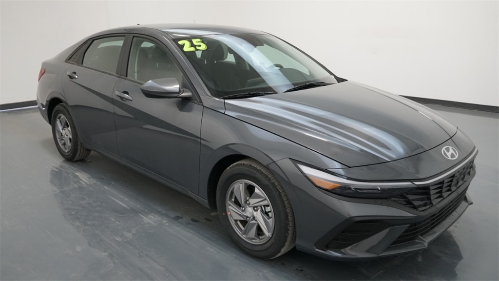 Used 2025 Hyundai Elantra SE with VIN KMHLL4DG8SU864711 for sale in Waterloo, IA