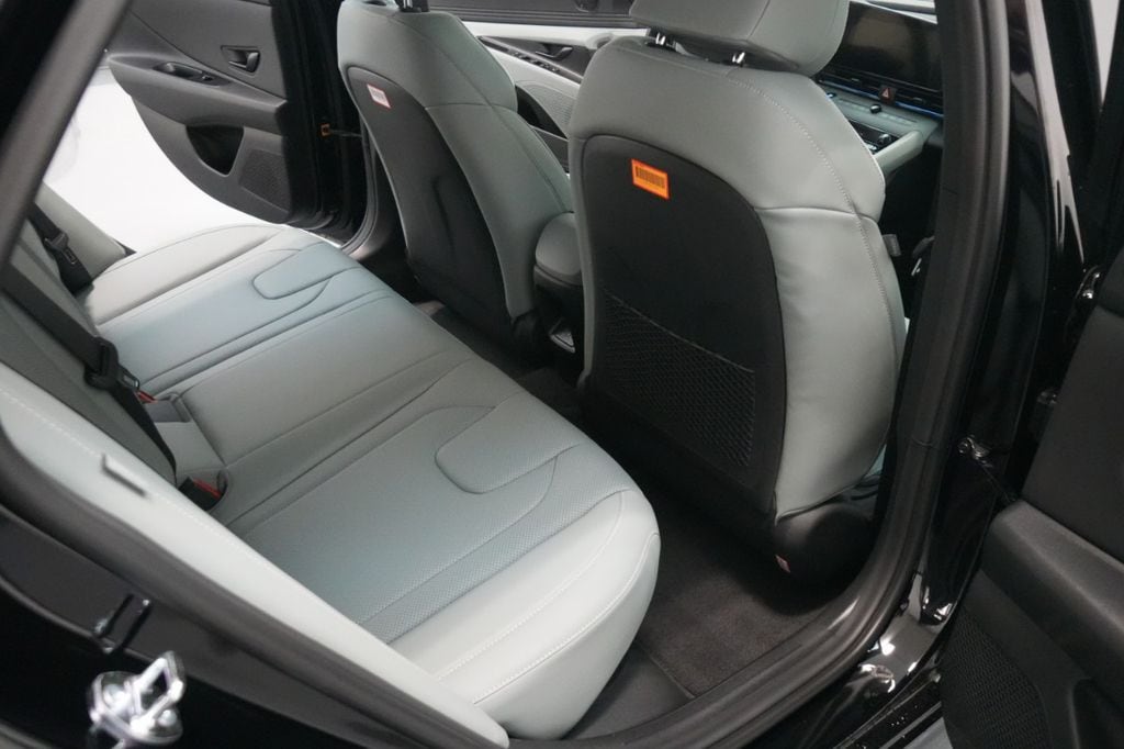 2025 Hyundai Elantra Limited - Photo 33