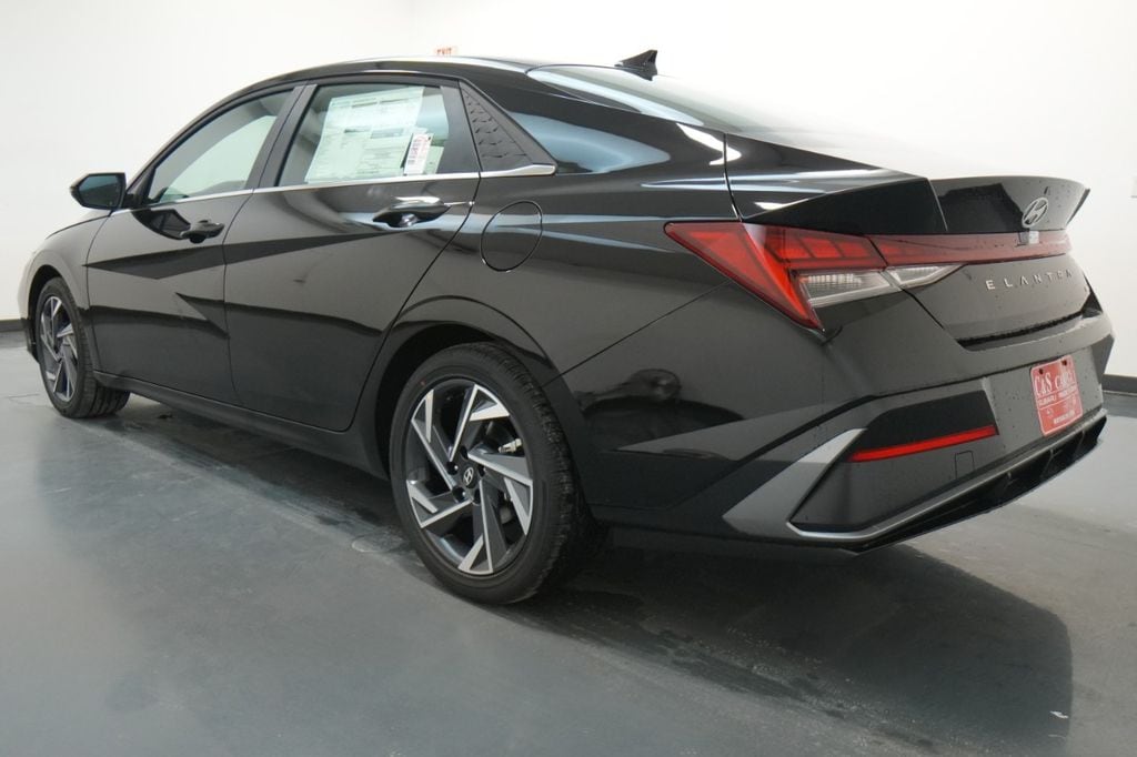 2025 Hyundai Elantra Limited - Photo 7