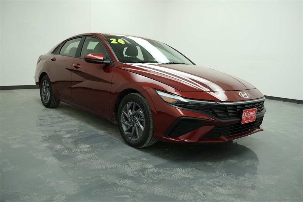 Used 2024 Hyundai Elantra SEL with VIN KMHLM4DGXRU681379 for sale in Waterloo, IA