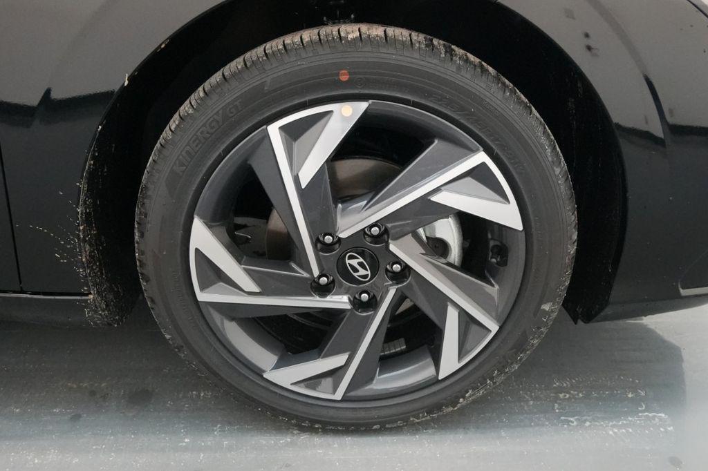 2025 Hyundai Elantra Limited - Photo 11