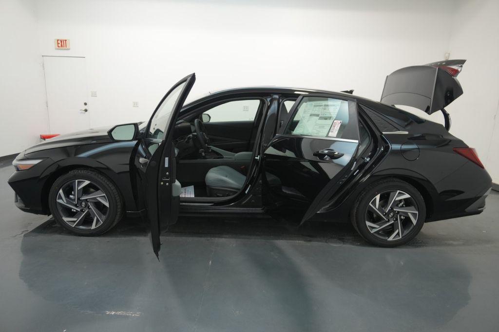 2025 Hyundai Elantra Limited - Photo 28