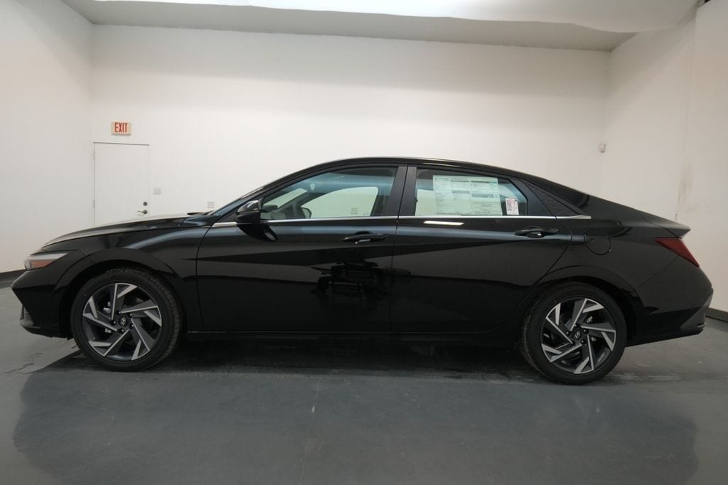 2025 Hyundai Elantra Limited - Photo 13
