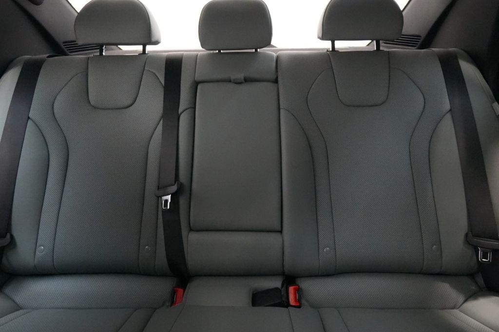 2025 Hyundai Elantra Limited - Photo 18