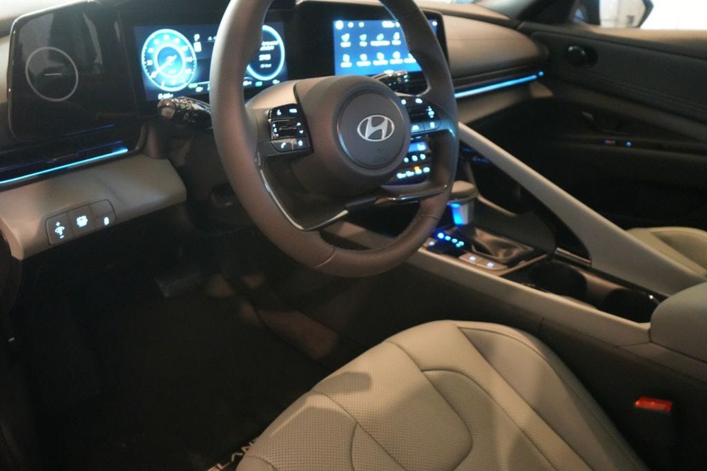 2025 Hyundai Elantra Limited - Photo 19