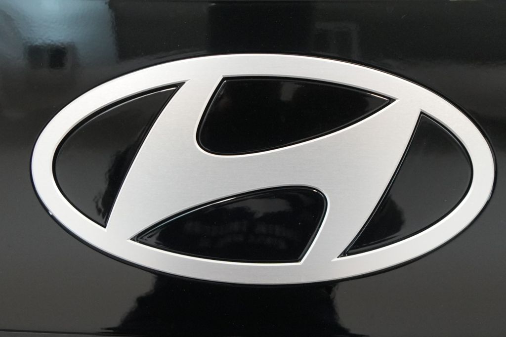 2025 Hyundai Elantra Limited - Photo 16
