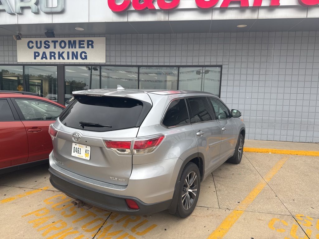 2016 Toyota Highlander XLE photo 2
