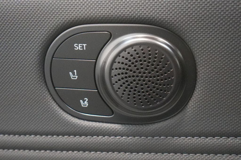 2025 Hyundai Elantra Limited - Photo 19