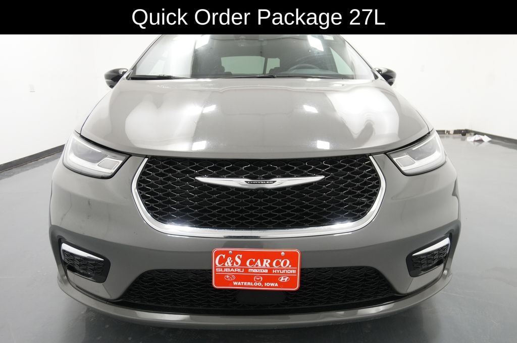 Used 2025 Chrysler Pacifica Select Van Passenger Van