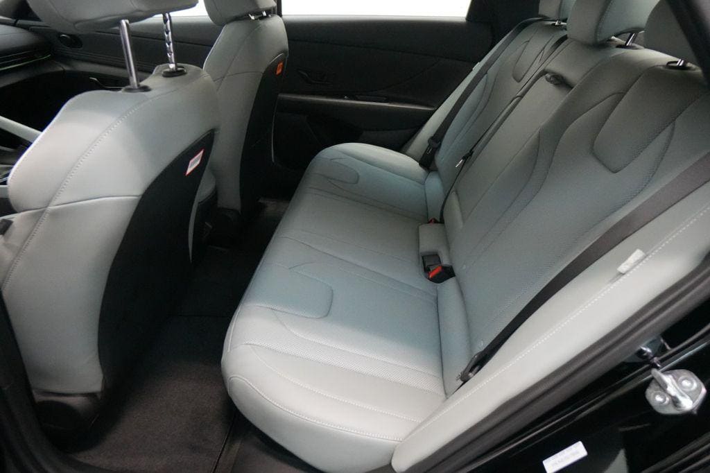 2025 Hyundai Elantra Limited - Photo 23
