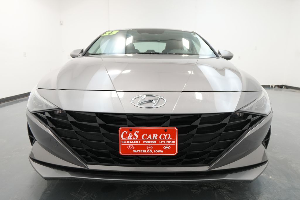 2023 Hyundai Elantra SEL photo 2