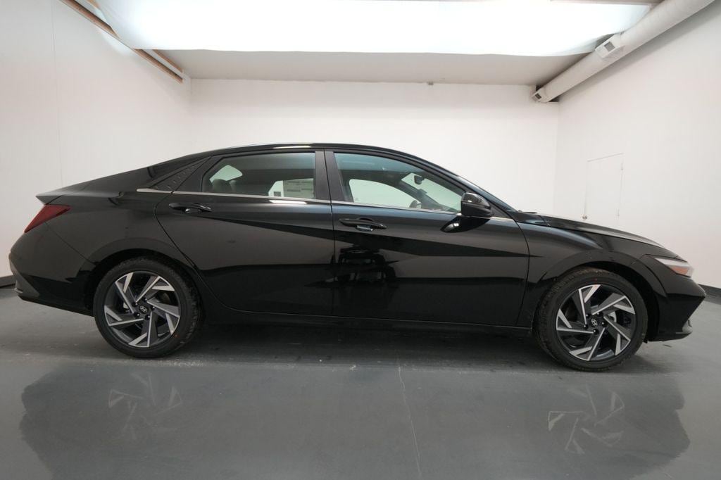 2025 Hyundai Elantra Limited - Photo 9