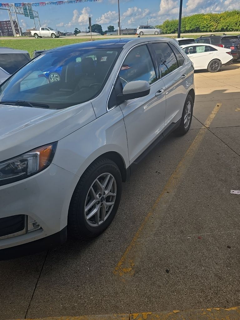 2021 Ford Edge SEL photo 2