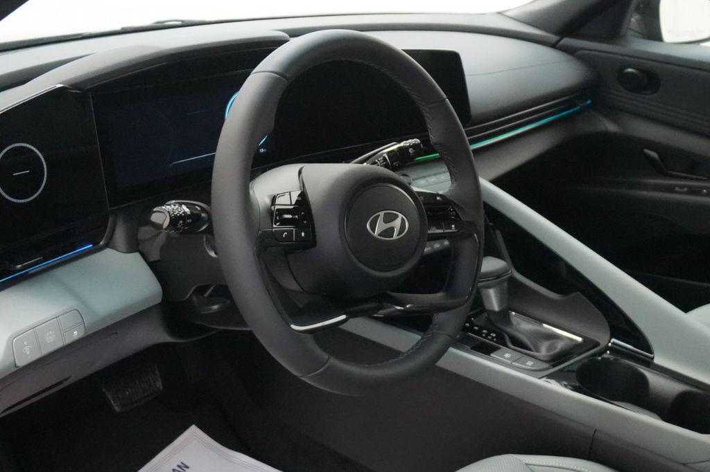 2025 Hyundai Elantra Limited - Photo 14