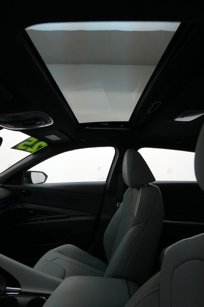 2025 Hyundai Elantra Limited - Photo 25