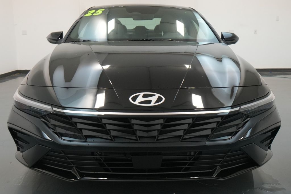 2025 Hyundai Elantra Limited - Photo 11