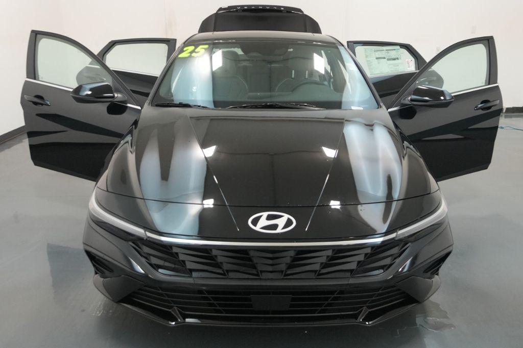 2025 Hyundai Elantra Limited - Photo 32