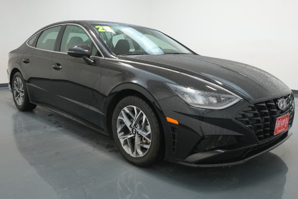2022 Hyundai Sonata SEL photo 2