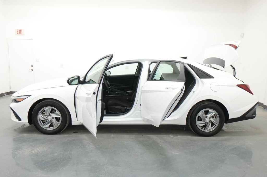 2024 Hyundai Elantra SE - Photo 22