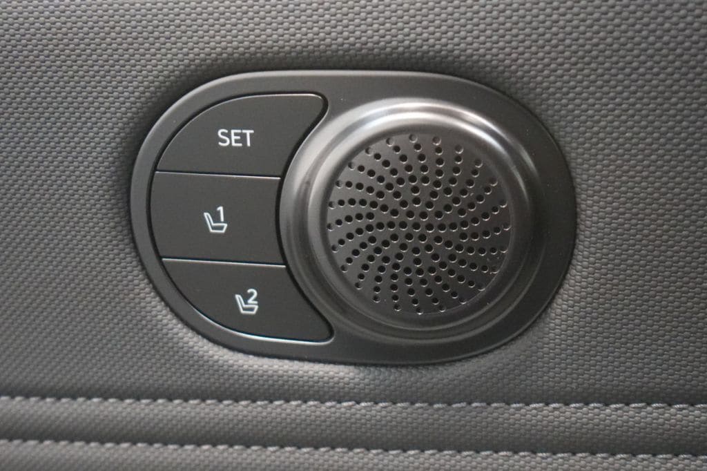 2025 Hyundai Elantra Limited - Photo 23