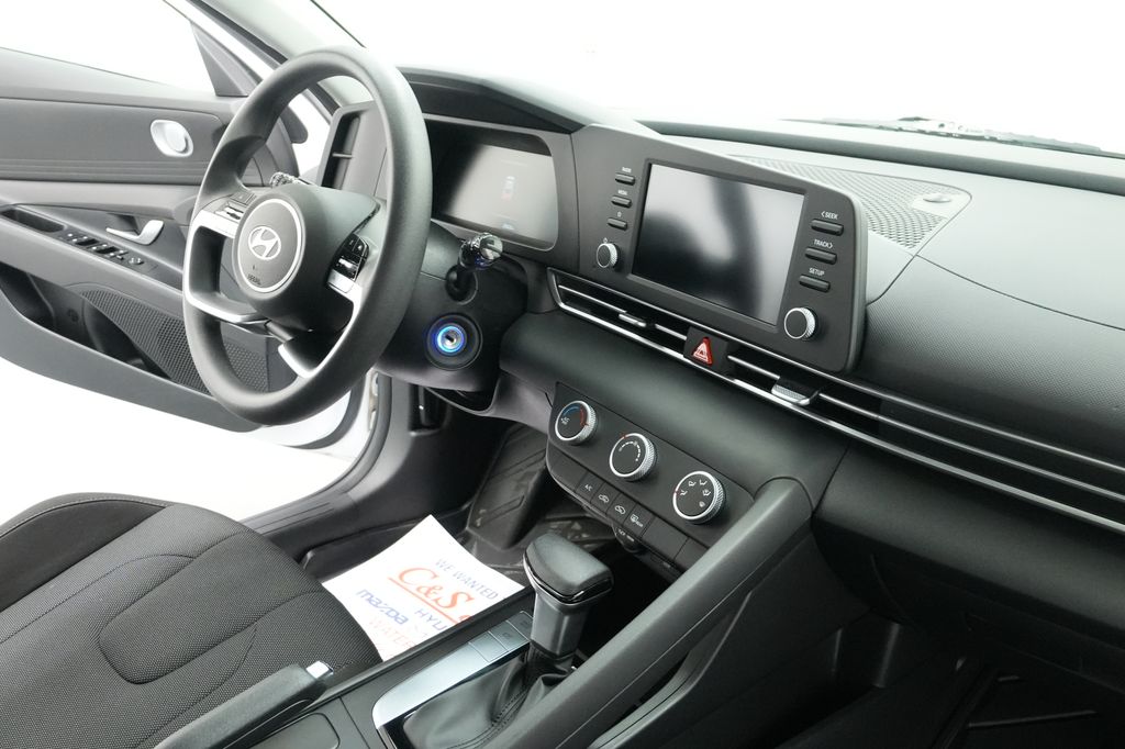 2024 Hyundai Elantra SE - Photo 24