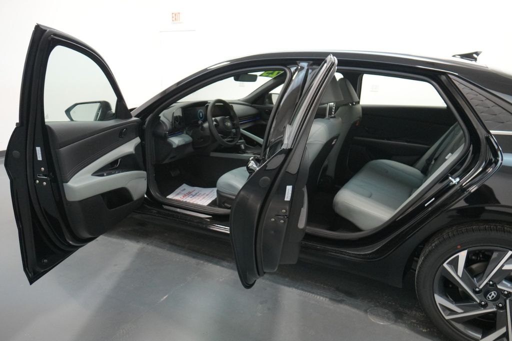 2025 Hyundai Elantra Limited - Photo 30