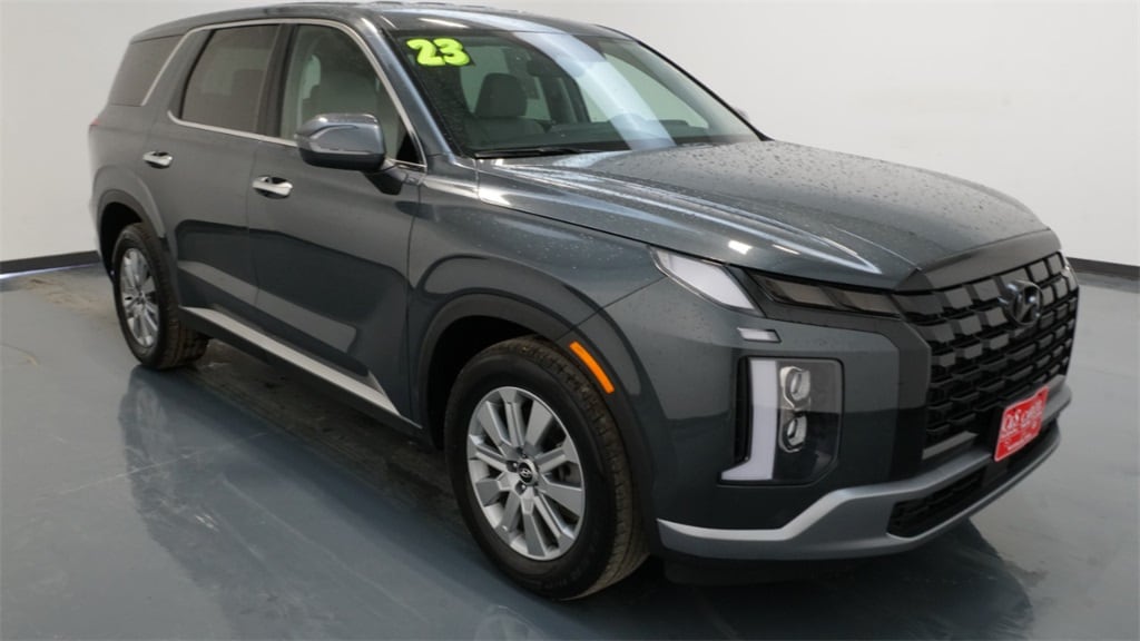 Used 2023 Hyundai Palisade SE with VIN KM8R1DGE0PU508271 for sale in Waterloo, IA