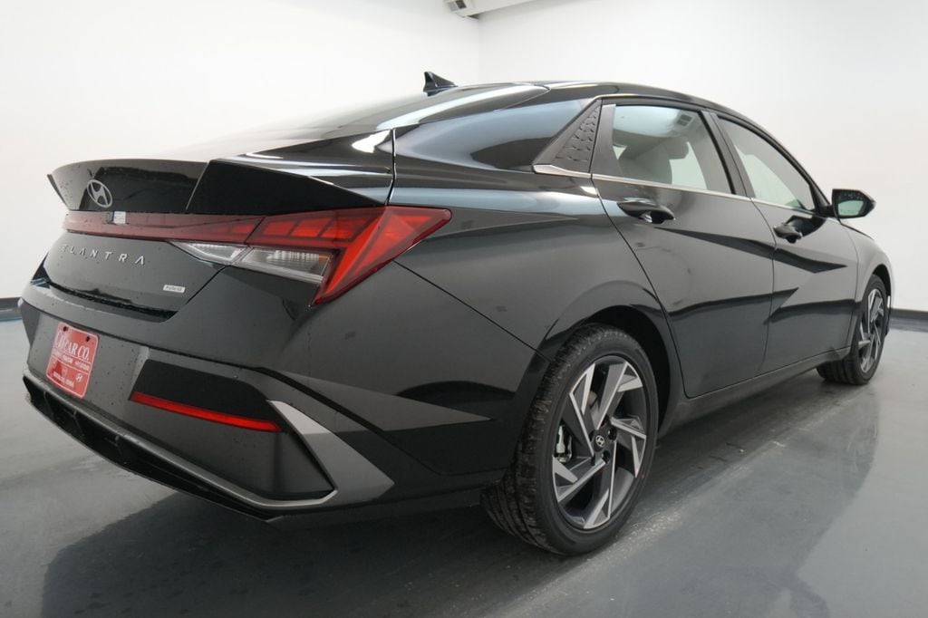 2025 Hyundai Elantra Limited - Photo 9