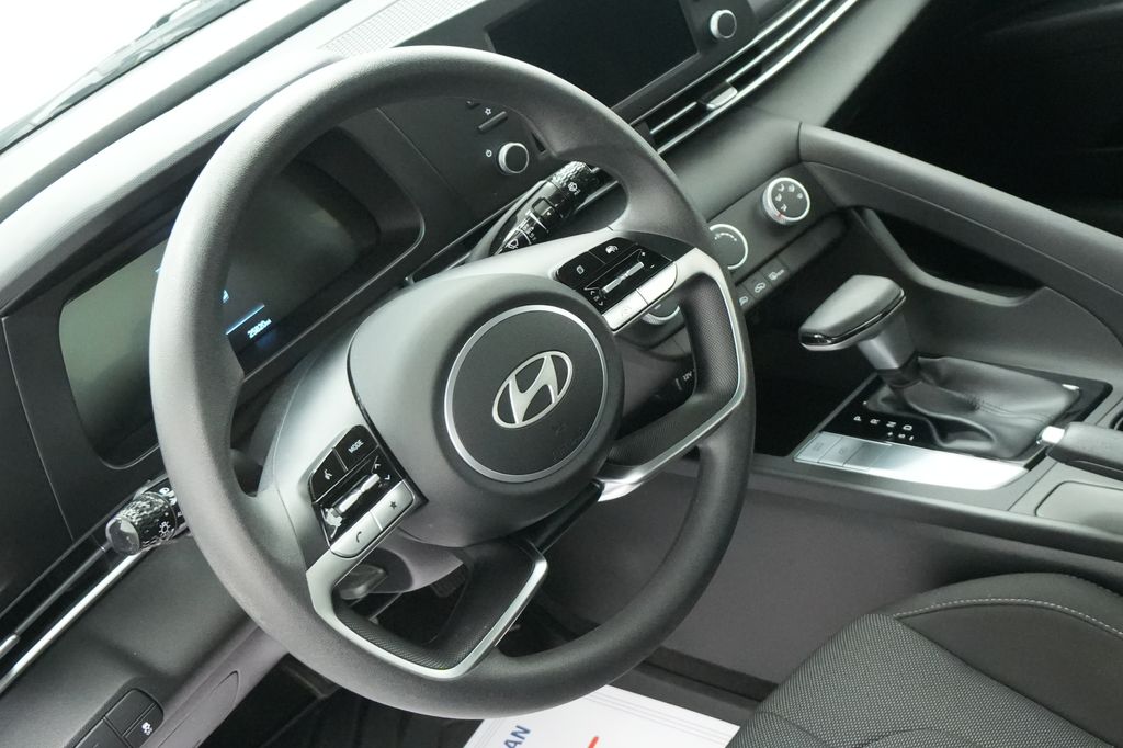2024 Hyundai Elantra SE - Photo 13