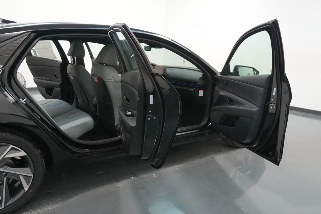 2025 Hyundai Elantra Limited - Photo 35