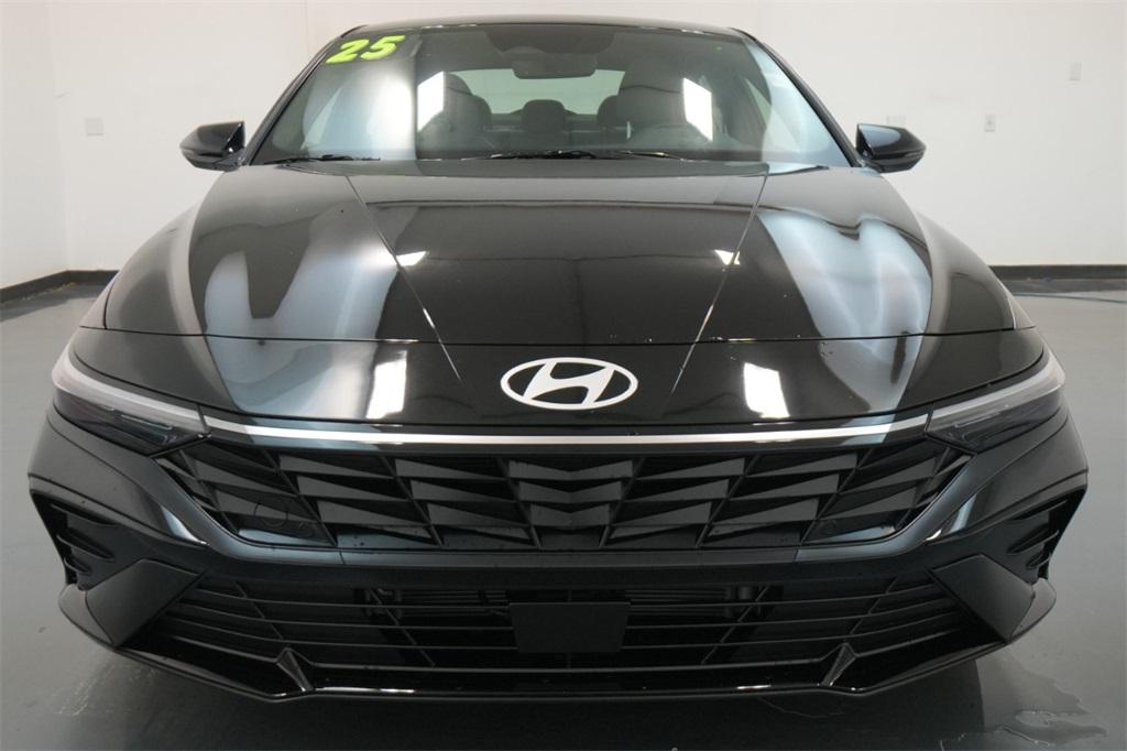 2025 Hyundai Elantra Hybrid Limited photo 2