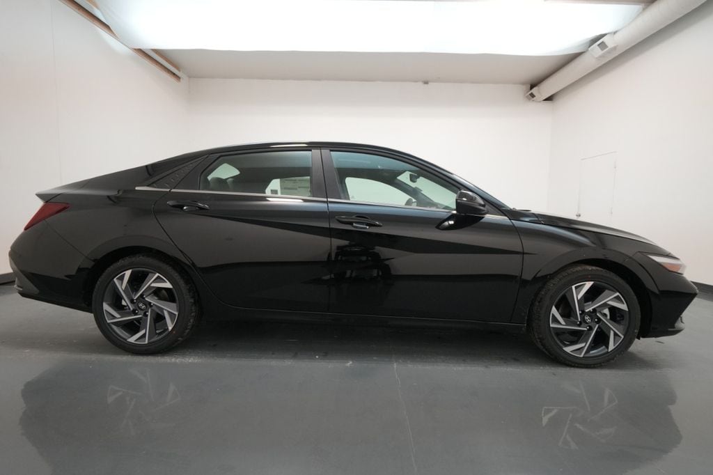 2025 Hyundai Elantra Limited - Photo 10