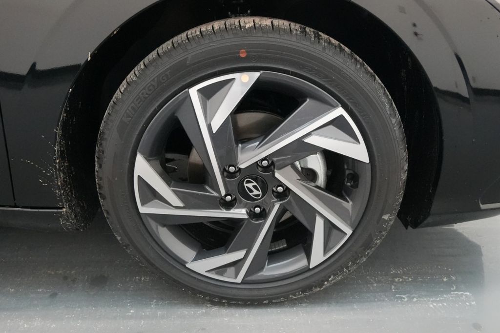 2025 Hyundai Elantra Limited - Photo 15