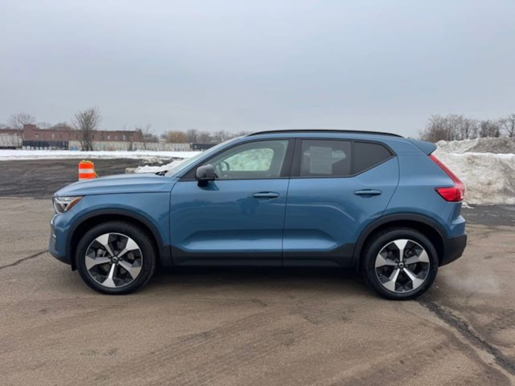 Used 2024 Volvo XC40 B5 Core SUV