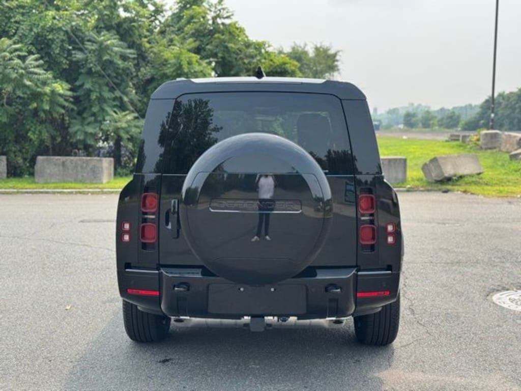 New 2025 Land Rover Defender 130 X-Dynamic SE SUV