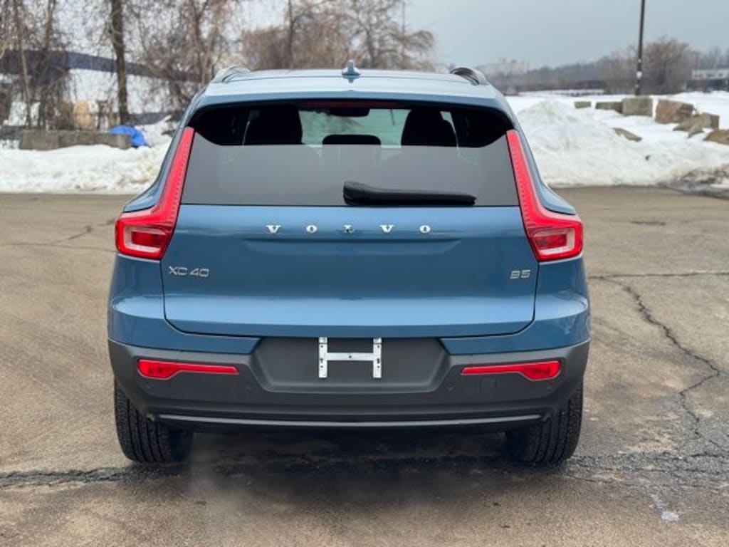 Used 2024 Volvo XC40 B5 Core SUV