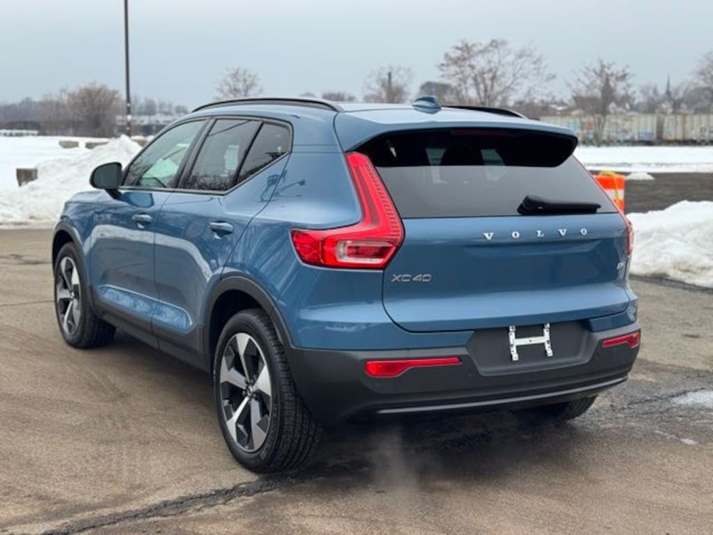 Used 2024 Volvo XC40 B5 Core SUV