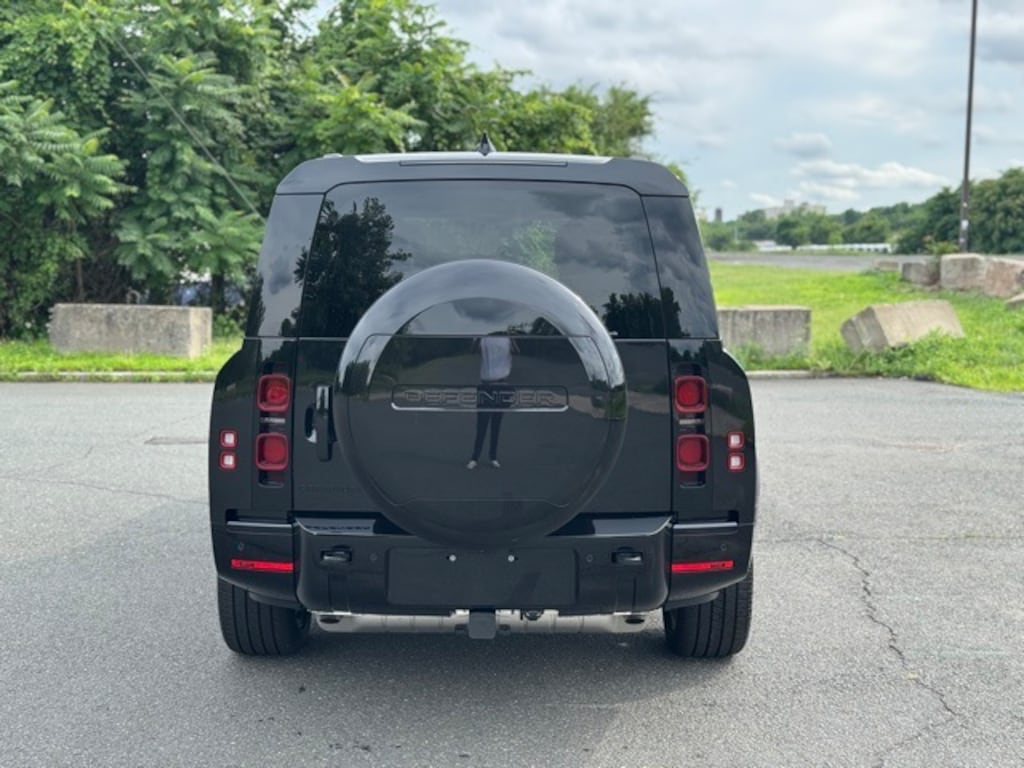 New 2025 Land Rover Defender 130 X-Dynamic SE SUV