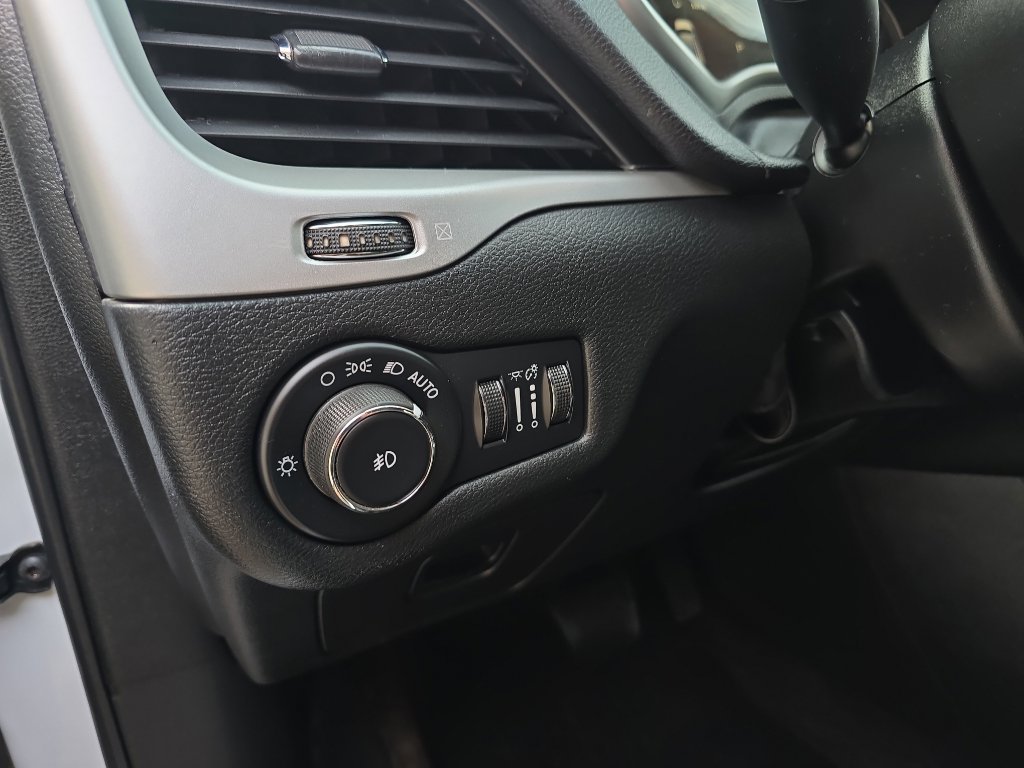 2017 Jeep Cherokee Trailhawk photo 2