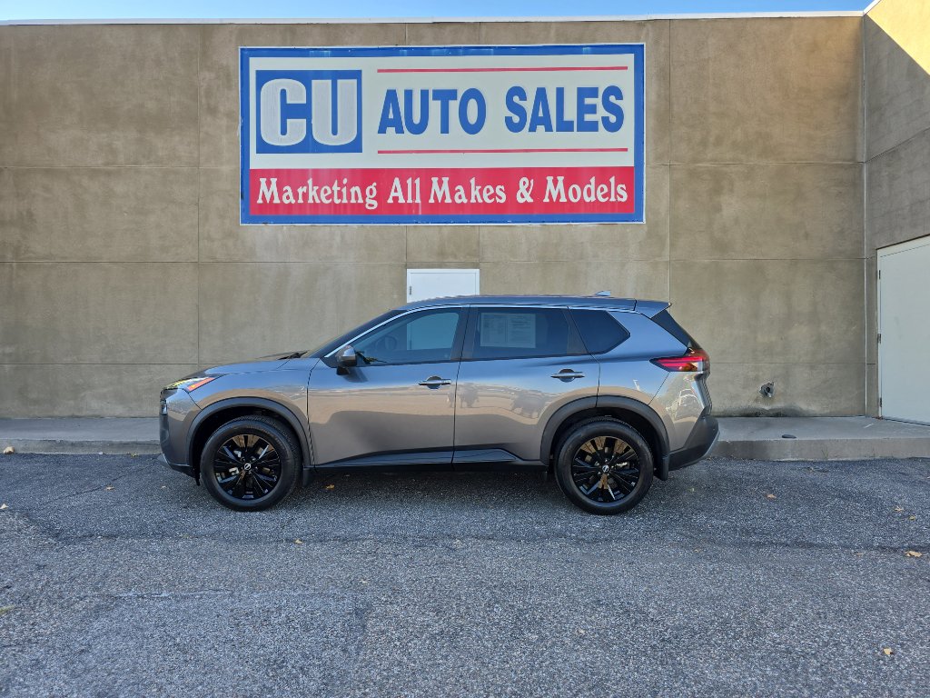 2022 Nissan Rogue SV photo 2