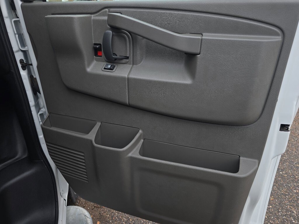 2024 GMC Savana Cargo Work Van - Photo 25