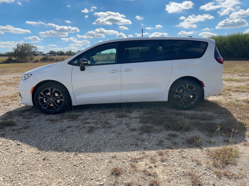 New 2026 Chrysler Pacifica SELECT Passenger Van