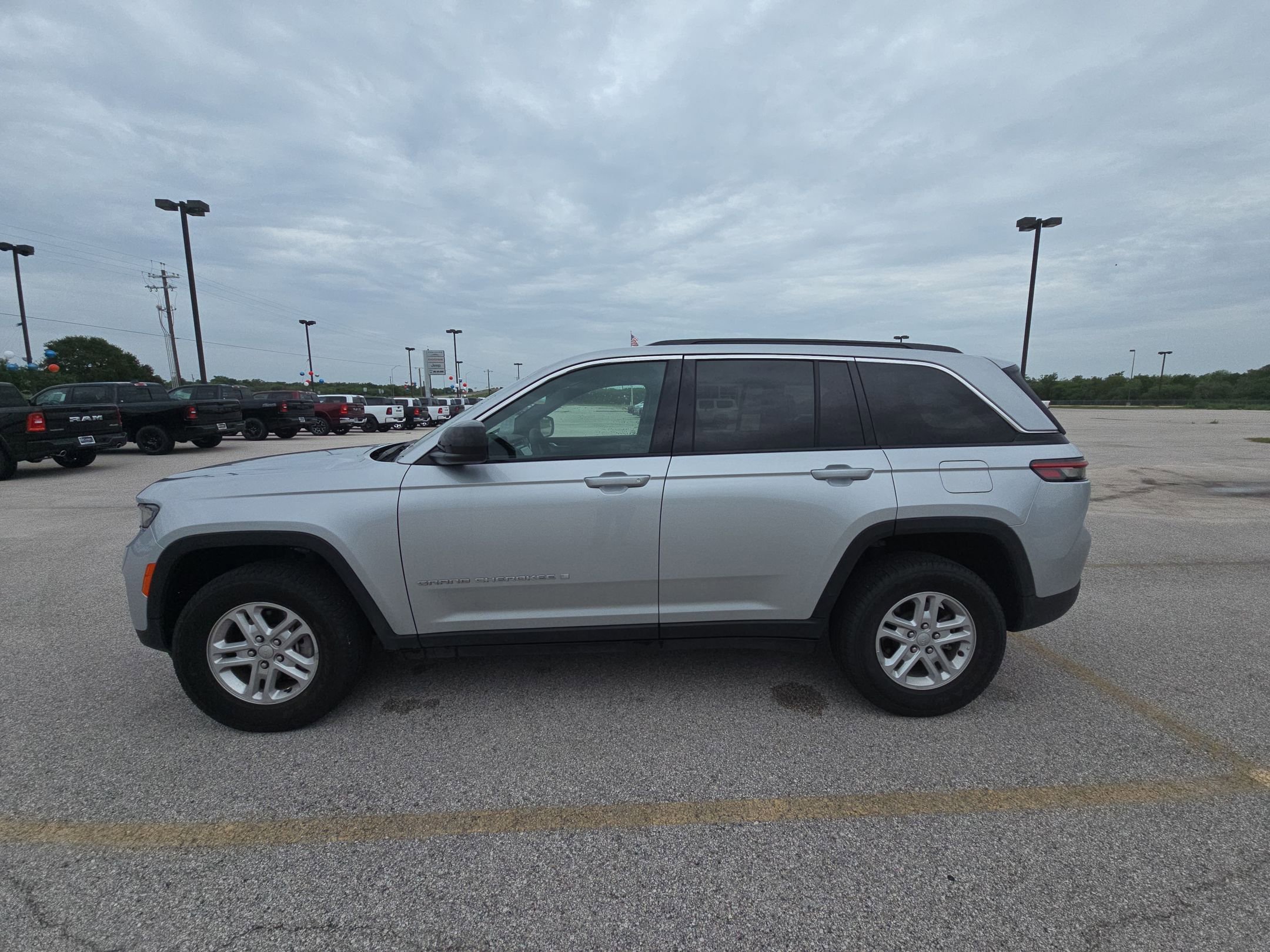 2025 Jeep Grand Cherokee Laredo photo 2