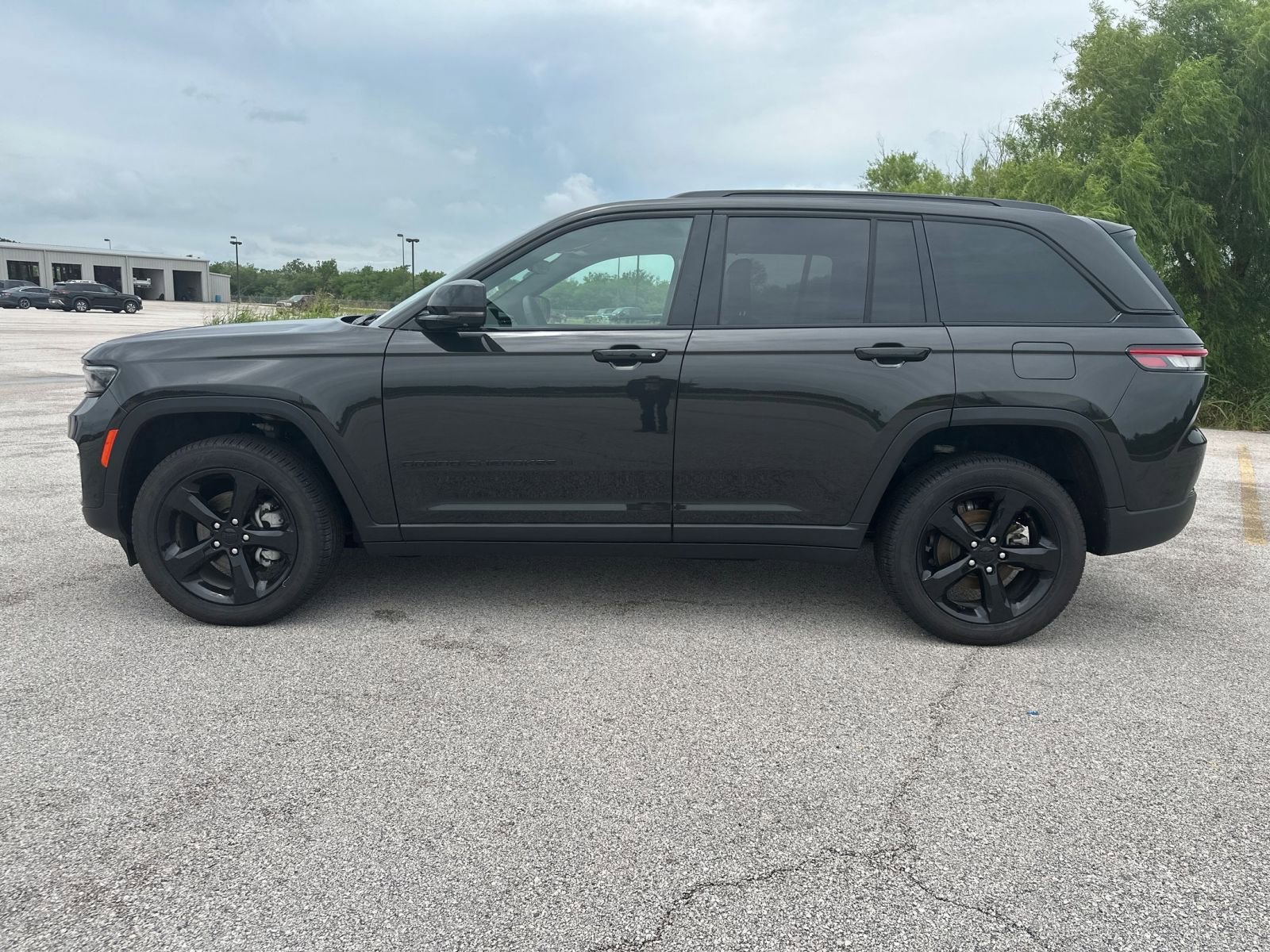 2024 Jeep Grand Cherokee Limited photo 2