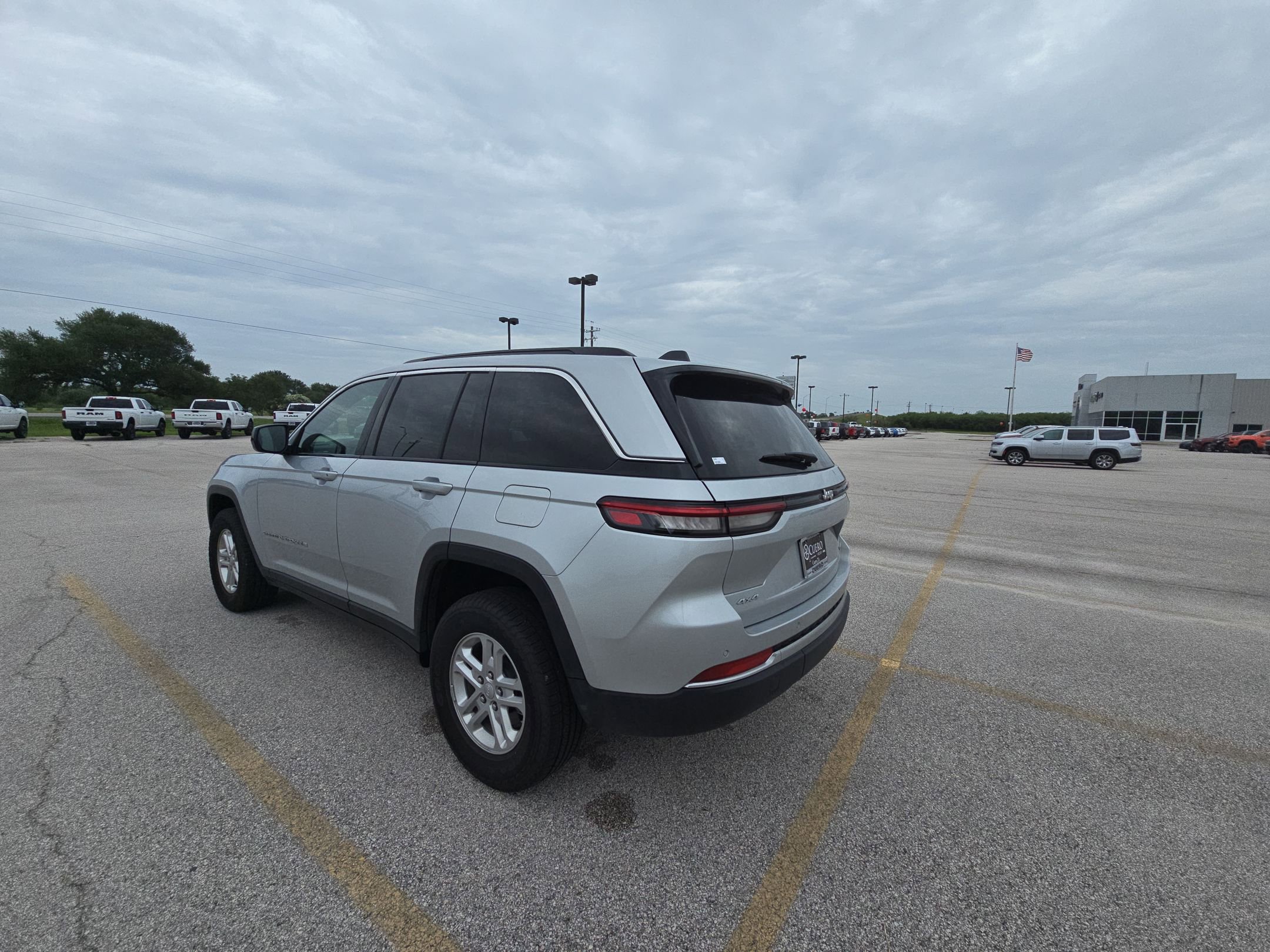 2025 Jeep Grand Cherokee Laredo photo 3