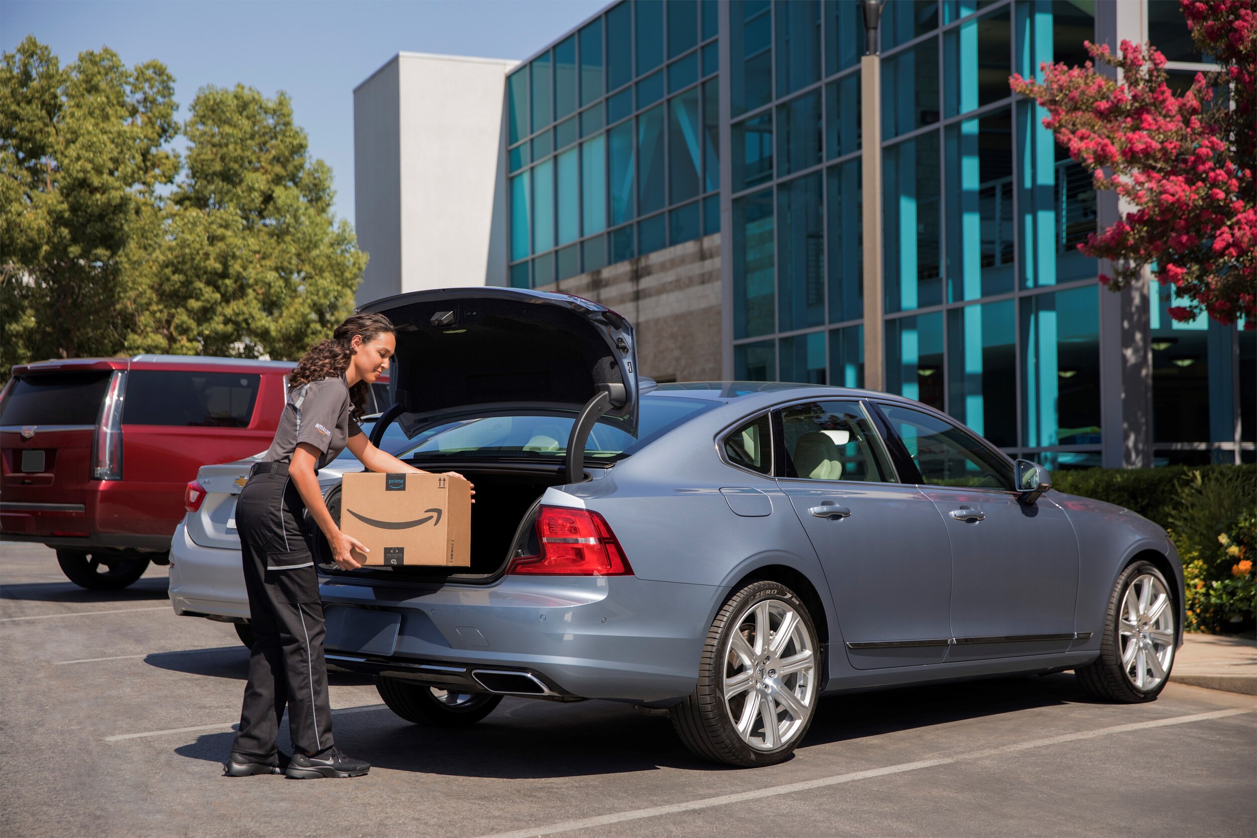 227704_Volvo_Cars_adds_in-car_delivery_by_Amazon_Key_to_its_expanding_range_of.jpg
